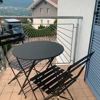 Set tavolino e sedie da esterno