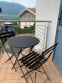 Set tavolino e sedie da esterno