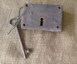 serratura con chiave vintage 