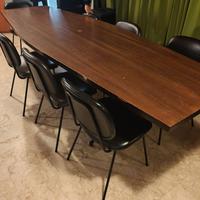 Tavolo in legno con 9 sedie in pelle