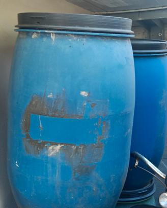 Botti per raccogliere acqua per orto