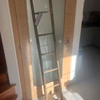 Scala antica in legno