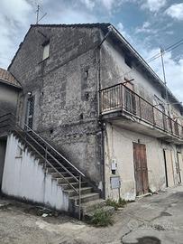 Casa addossata con terreno e cantina