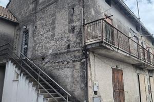 Casa addossata con terreno e cantina