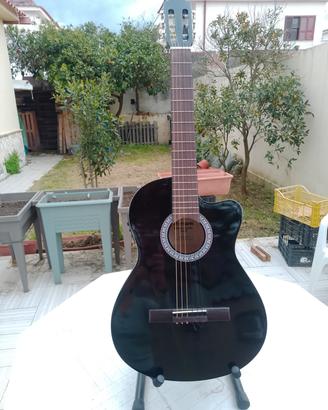 chitarra classica con preamplificatore