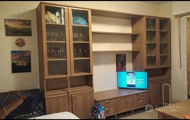 libreria con vetrinetta in legno