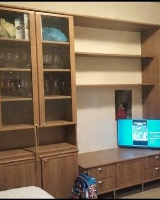 libreria con vetrinetta in legno