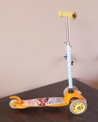 Monopattino a tre ruote