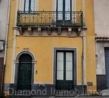 Palazzetto di 200 mq su due livelli a piedimonte