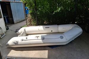 Gommone tender con motore