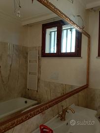 Specchio con cornice dorata