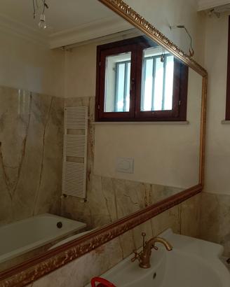 Specchio con cornice dorata
