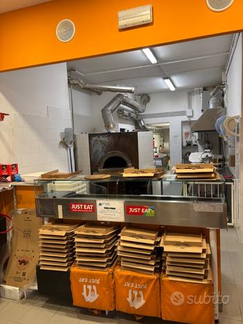 Pizzeria con forno a legna