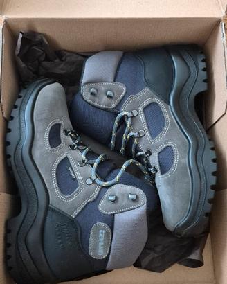 scarpe da trekking nuove nr. 39