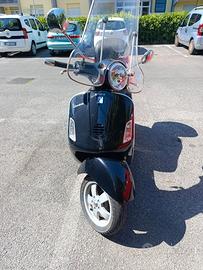 Vespa GT 200 nera del 2006