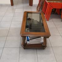 tavolino basso in legno e vetro