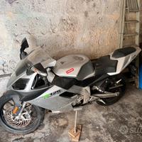 Vedo moto Derbi GPR 125 2T