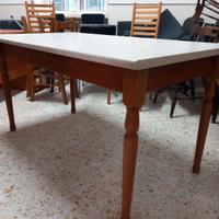 Tavolo completo di cinque sedie