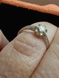 Anello vintage in oro bianco con solitario 