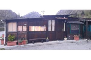 Casetta di legno in montagna