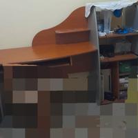 Scrivania e porta computer