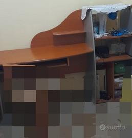 Scrivania e porta computer