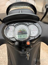 Piaggio police 300