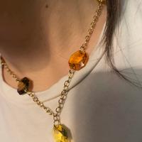 Collana acciaio dorato ed elementi resina ambrata