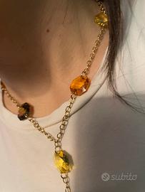 Collana acciaio dorato ed elementi resina ambrata