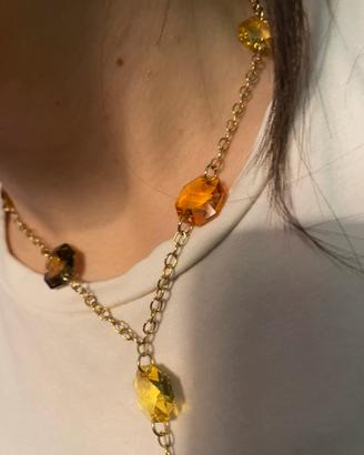 Collana acciaio dorato ed elementi resina ambrata