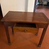 Antico scrittoio con sedia