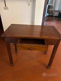 Antico scrittoio con sedia