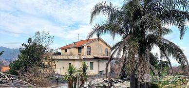 Villetta singola con terreno e serre a San Gerardo