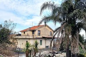 Villetta singola con terreno e serre a San Gerardo