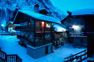 Baita in piccolo villaggio alpino