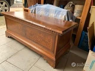 Cassapanca intarsiata in legno con interno foderat
