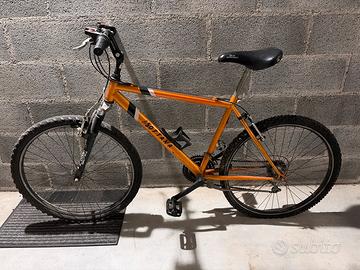 Bicicletta mountain bike