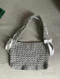 Borsa fatta a mano con l’uncinetto.