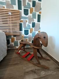 Comodino cavalluccio a dondolo con luce