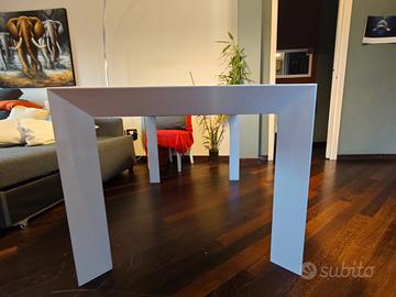 Tavolo bianco da interno allungabile