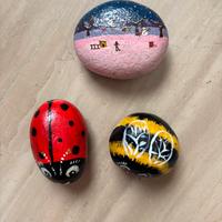 Graziosi sassi decorati fermacarte