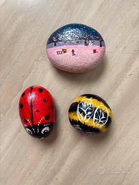 Graziosi sassi decorati fermacarte