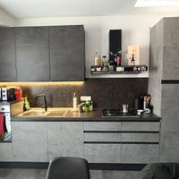 Cucina con tavolo e sedie