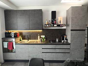 Cucina con tavolo e sedie