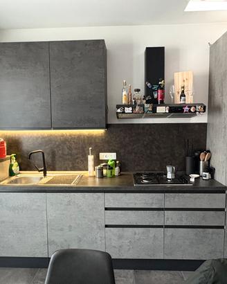 Cucina con tavolo e sedie