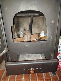 STUFA A LEGNA IN GHISA 