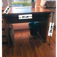 Scrivania in noce con cassetiera