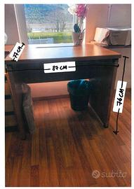 Scrivania in noce con cassetiera