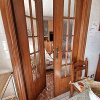 Porta doppia in legno con vetri