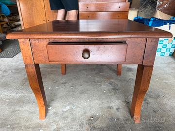 Tavolo legno noce quadrato con cassetto